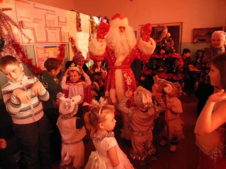Новогодние праздники для детей в микрорайонах города