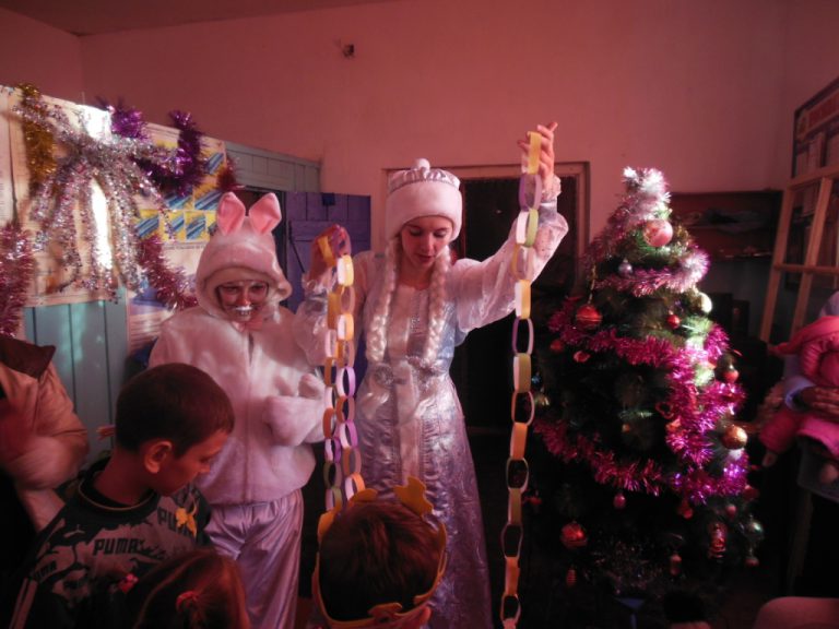 Новогодние праздники для детей в микрорайонах города