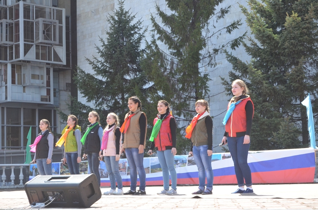 Праздничный концерт и шествие трудовых коллективов  — 1 Мая  в праздник  весны и труда!