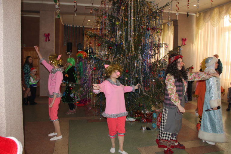 Сказочное представление у Новогодней Елки для детей города