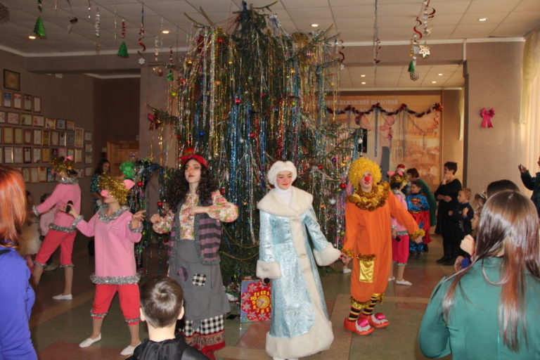 Сказочное представление у Новогодней Елки для детей города