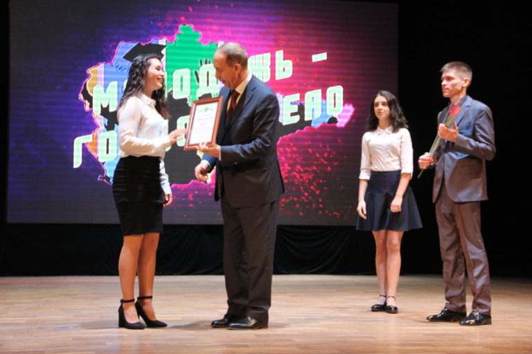 Губернатор Еврейской автономной области вручил премии студентам колледжа