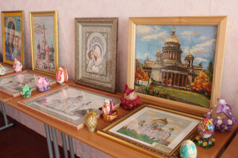 Выставка декоративно-прикладных работ студентов по православной тематике