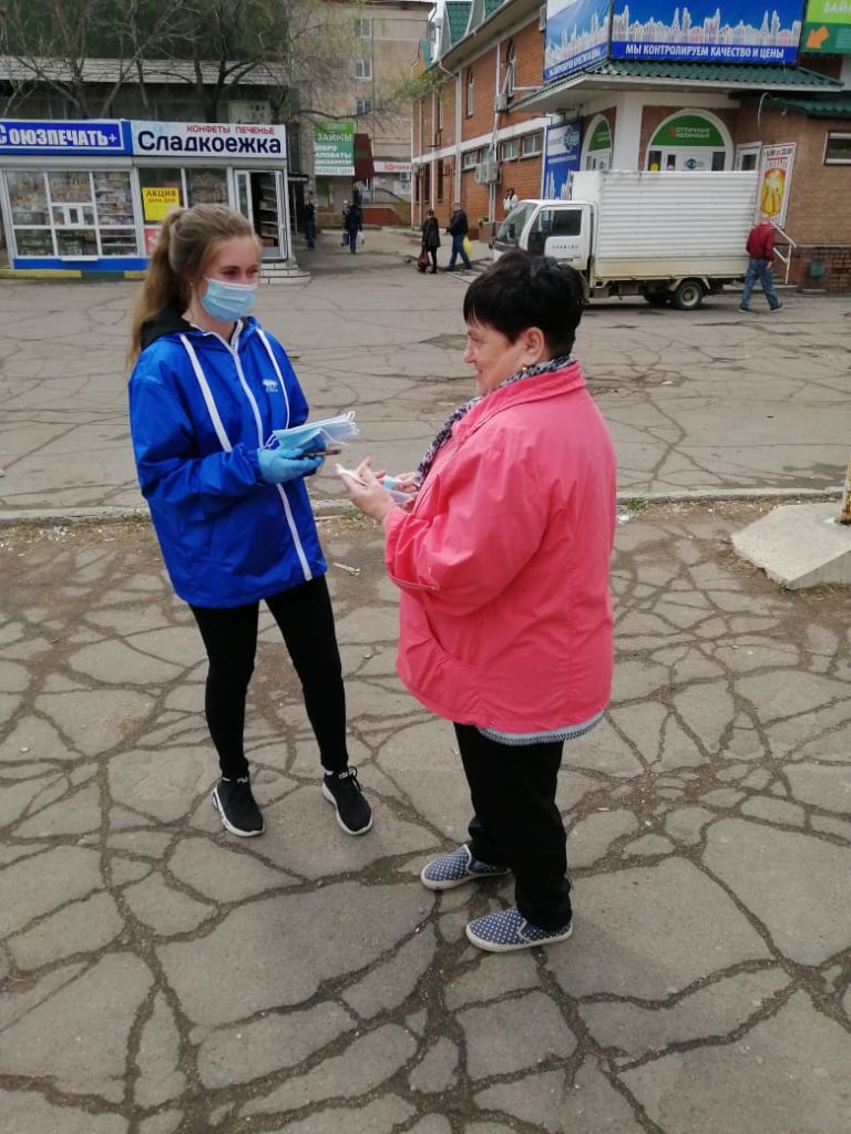 Волонтер колледжа Наталья Перемитина приняла участие в бесплатной раздаче масок населению города