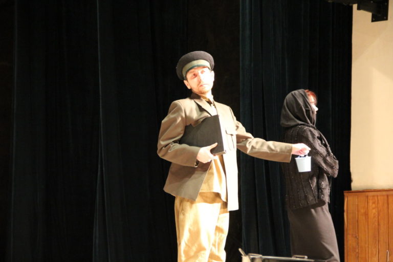 День театра отметили в Биробиджанском колледже культуры и искусств спектаклем по мотивам рассказов М.Зощенко