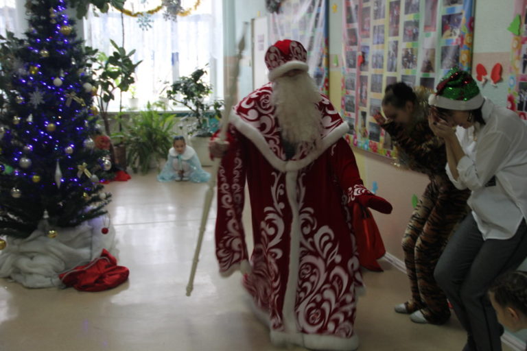 Дед Мороз и Снегурочка в «Сюрпризе»