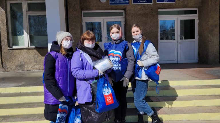 В социально-значимой акции по раздаче медицинских масок жителям города приняли участие волонтеры колледжа