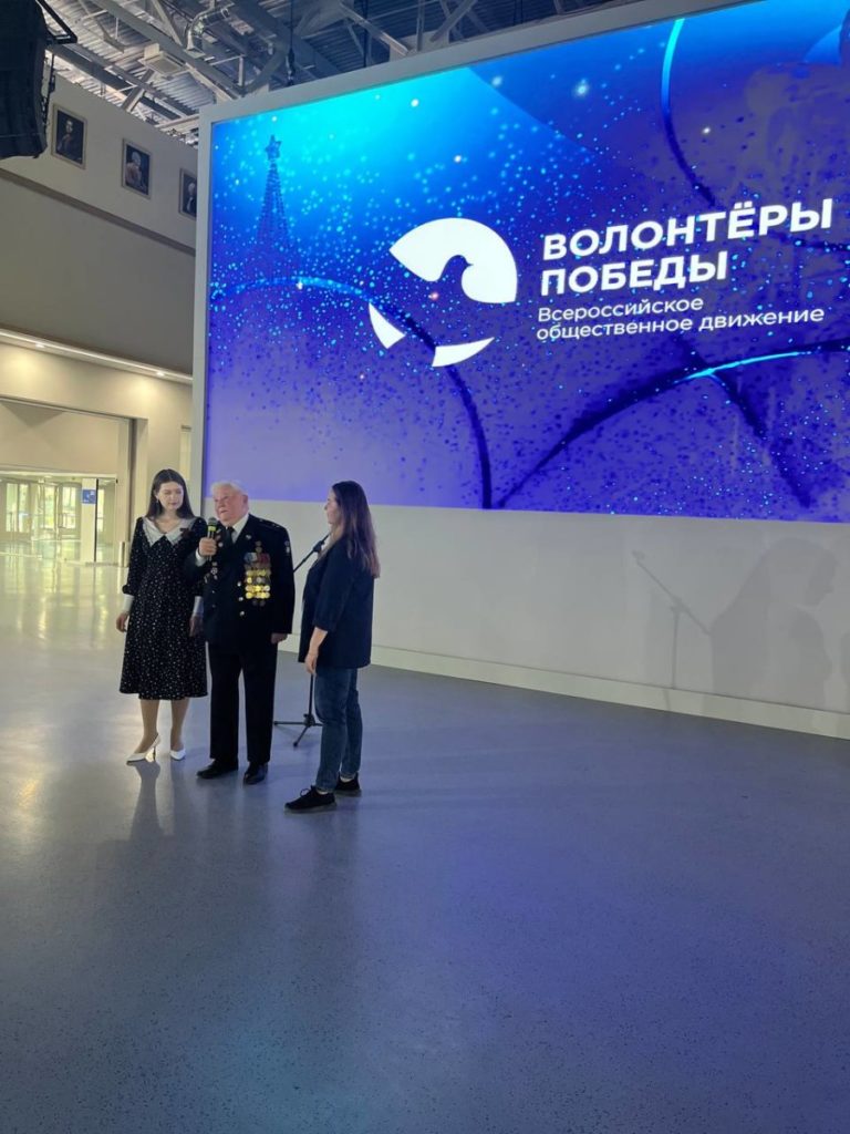 Волонтер Победы Владлена Савватеева представила регион 9 Мая на Красной площади в Москве!