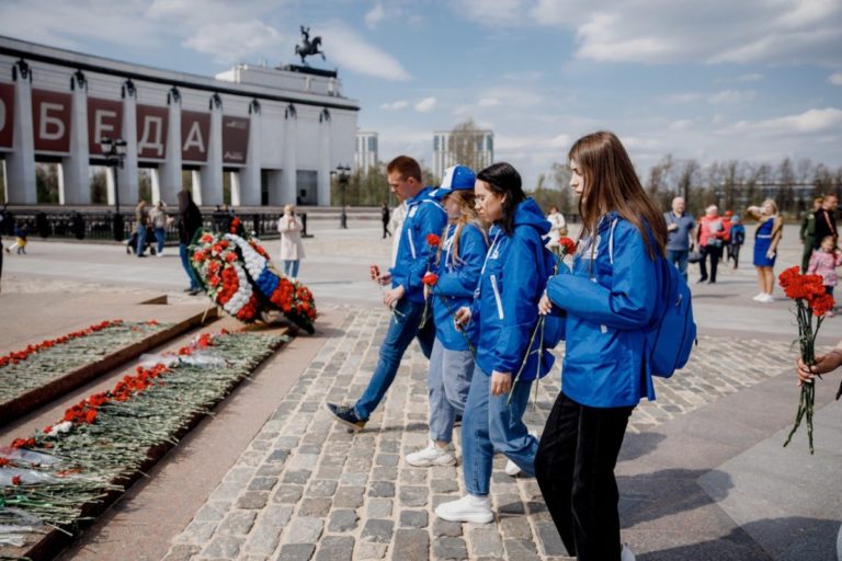 Волонтер Победы Владлена Савватеева представила регион 9 Мая на Красной площади в Москве!