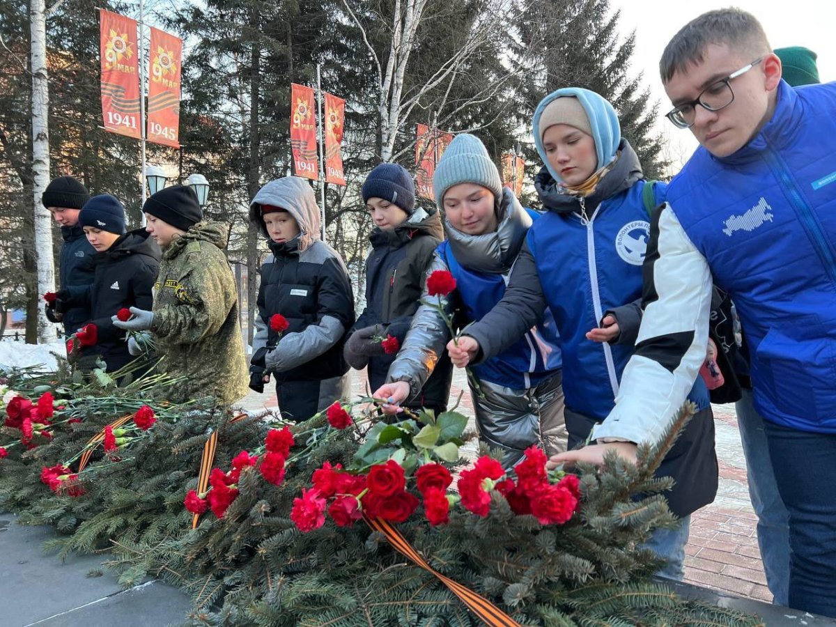 Волонтеры Победы приняли участие в памятном мероприятии в День Героев Отечества в Сквере Победы