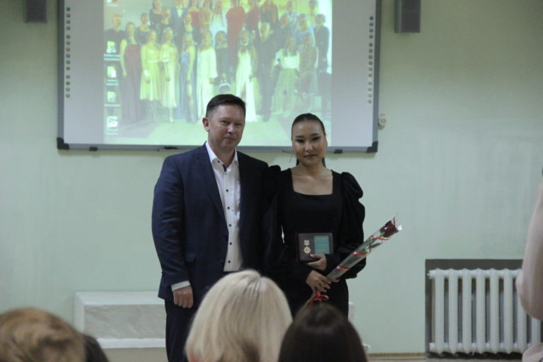 Медалью «За активную жизненную позицию» награждена выпускница Даяна Ооржак