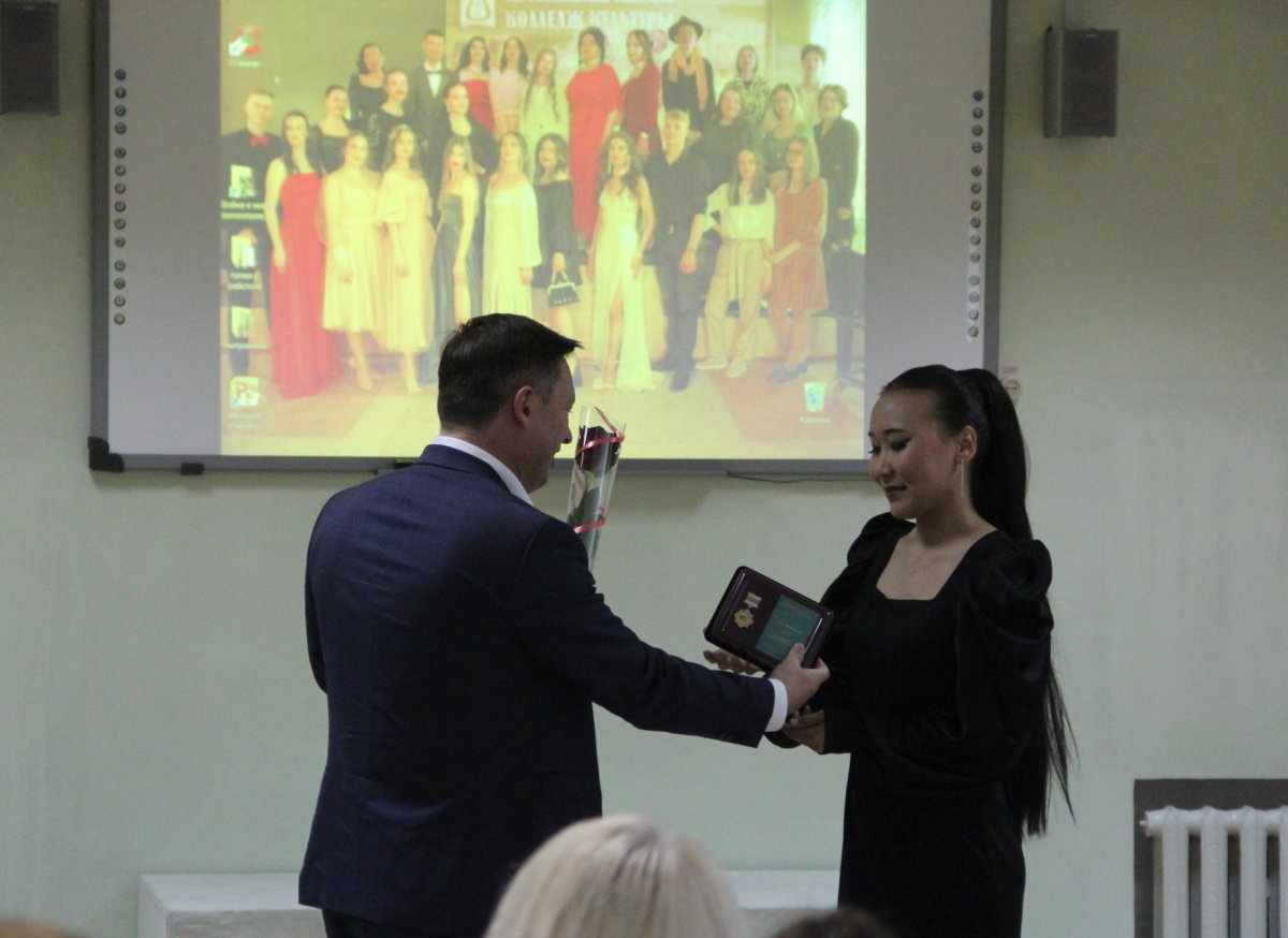 Медалью «За активную жизненную позицию» награждена выпускница Даяна Ооржак