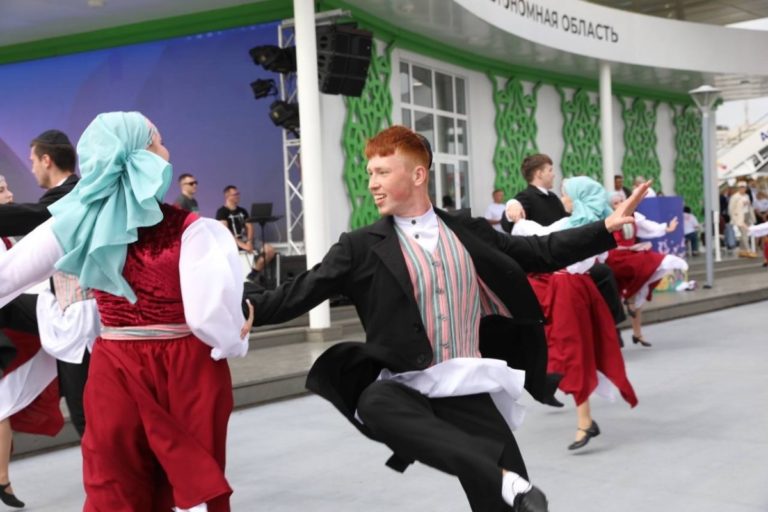 Народный ансамбль танца «Овация» представлял ЕАО на Восточном экономическом форуме