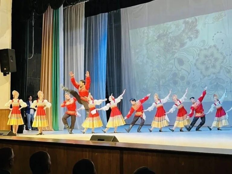 Творческая команда Биробиджанского колледжа культуры и креативных индустрий подготовили и провели яркое торжественное мероприятие, посвященное Дню работников леса