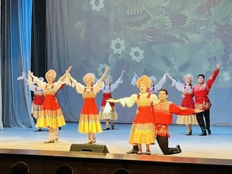 Творческая команда Биробиджанского колледжа культуры и креативных индустрий подготовили и провели яркое торжественное мероприятие, посвященное Дню работников леса